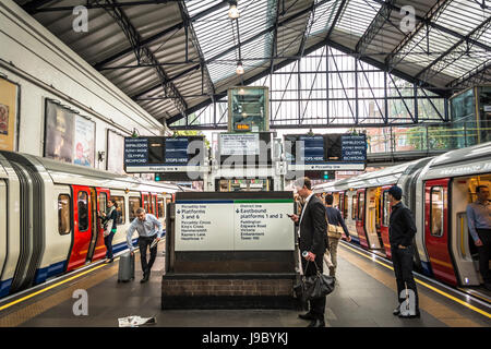 Earls Court u-Bahnstation während der Feierabendverkehr. Stockfoto