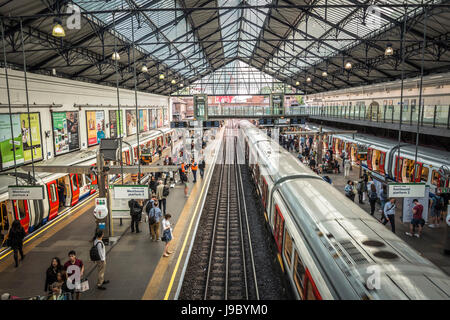 Earls Court u-Bahnstation während der Feierabendverkehr. Stockfoto