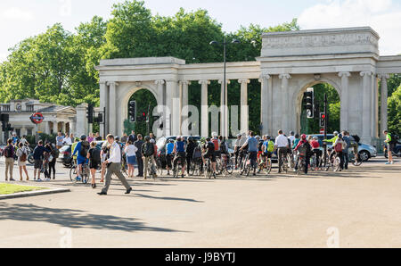 Eine riesige Masse von Radfahrer warten auf die Ampel zu ändern am Hyde Park Corner, London, UK Stockfoto
