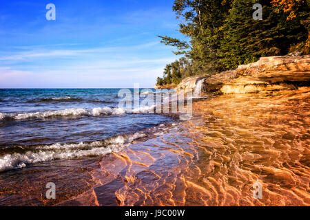 Blick auf den felsigen Ufer und Wasser des Lake Superior der Oberen Halbinsel von Michigan Stockfoto