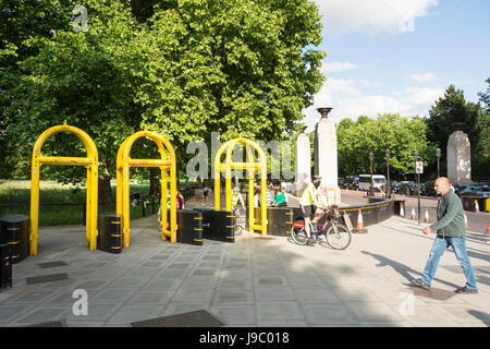 Gelber Sicherheits-Barrieren errichtet auf Constitution Hill, Green Park, im Zuge der Terroranschläge im Vereinigten Königreich Stockfoto