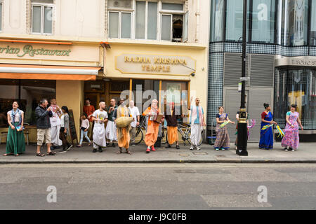 Anhänger, tanzen und singen außerhalb der Radha-Krishna-Tempel in Soho Street, London, UK Stockfoto