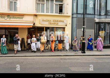 Anhänger, tanzen und singen außerhalb der Radha-Krishna-Tempel in Soho Street, London, UK Stockfoto