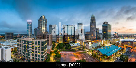 Charlotte, North Carolina, USA uptown Stadtbild in der Dämmerung. Stockfoto