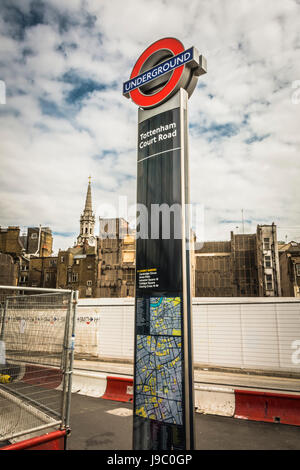 Fassadismus bei St Giles High Street, London, England, UK Stockfoto