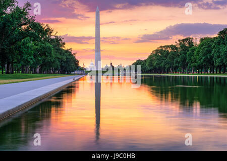 Washington Monument und dem Kapitol von Reflecting Pool in Washingon DC, USA. Stockfoto