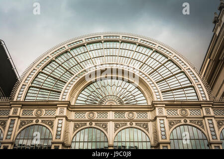 Graue Wolken um die Royal Opera House Floral Hall, Bow Street, Covent Garden, London, WC2, England, Großbritannien Stockfoto