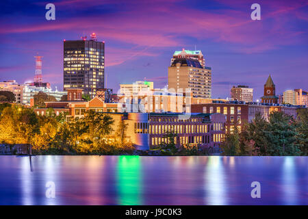 Manchester, New Hampshire, USA Skyline auf den Merrimack River. Stockfoto