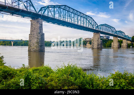Chattanooga, Tennessee, USA am Coolidge Park und Walnut Street Fußgängerbrücke. Stockfoto