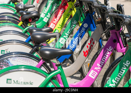 Montreal, Kanada - 31. Mai 2017: bunte Bixi Bike aufgereiht auf Prinz Arthur Street. Bixi ist ein Fahrradverleih in Montreal. Stockfoto