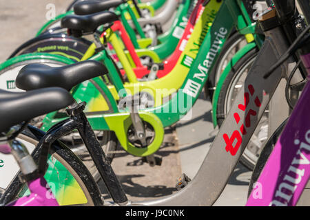 Montreal, Kanada - 31. Mai 2017: bunte Bixi Bike aufgereiht auf Prinz Arthur Street. Bixi ist ein Fahrradverleih in Montreal. Stockfoto