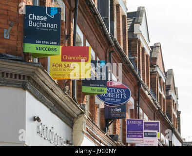 Der Immobilienmakler für den Verkauf und Zeichen auf der Richmond Road, Surrey, England, UK zu lassen. Stockfoto