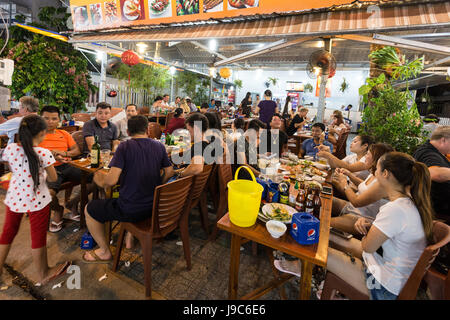 PHU QUOC, VIETNAM - 12. April 2017: Touristen und Einheimische genießen Sie ein Meeresfrüchte-Abendessen in einem Restaurant in der Nachtmarkt in Duong Dong Nachtmarkt, das isl Stockfoto