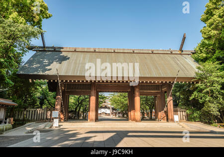 Shinmon Tor am Eingang der imperiale Schrein Yasukuni, informell bekannt als den Yasukuni-Schrein ist ein Shinto-Schrein in Chiyoda, Tokio, Japan Stockfoto