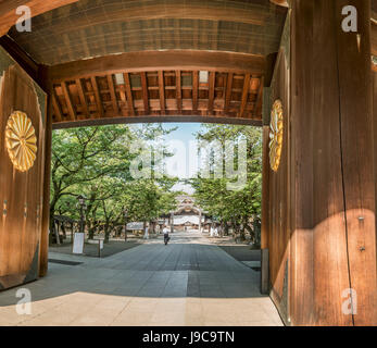 Shinmon-Tor am Eingang des Kaiserlichen Schreins von Yasukuni, informell bekannt als Yasukuni-Schrein, Chiyoda, Tokio, Japan Stockfoto