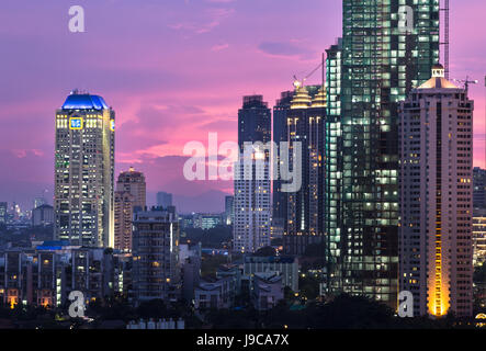 Sonnenuntergang über Jakarta South Central Business District, mit Bank-Türme und Luxus Eigentumswohnung Gebäude in der Hauptstadt von Indonesien und Südostasien l Stockfoto