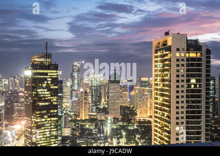 Luftaufnahme eines Sonnenuntergangs über Geschäftsviertel rund um die Plaza Indonesia Kreisverkehr entlang der Jalan Sudirman in Indonesien Hauptstadt Jakarta. Jakarta Stockfoto