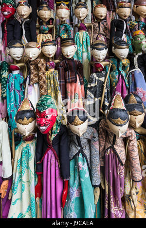 Traditionelle javanische Holzpuppen genannt Wayang zeigen in der Jalan Surabaya-Flohmarkt in der Hauptstadt Jakarta, Indonesien. Stockfoto