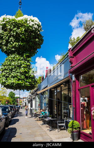 Parade der Geschäfte auf Westbourne Grove, Royal Borough of Kensington & Chelsea, London, England, Großbritannien Stockfoto