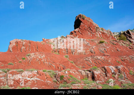 Roter Felsvorsprung auf der oberen Erhebung der Cians Gorge. L'Illion, Beuil, Alpes-Maritimes, Provence-Alpes-Côte d'Azur, Frankreich. Stockfoto