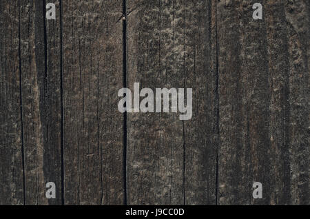 Dunklen senkrechten Bretter aus Holz gebaut. Vertikale Linien einer Wand von einem natürlichen Baum Stockfoto