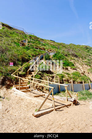 Ein Zugang zum Strand weg die Liquidation der Westen Klippen am mundesley-on-sea, Norfolk, England, Vereinigtes Königreich. Stockfoto