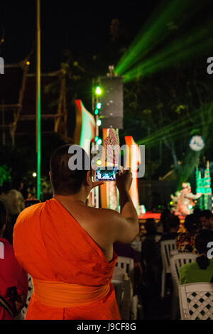 Buddhistischer Mönch Fotos an einer im Performance in Bangkok, Thailand, Stockfoto
