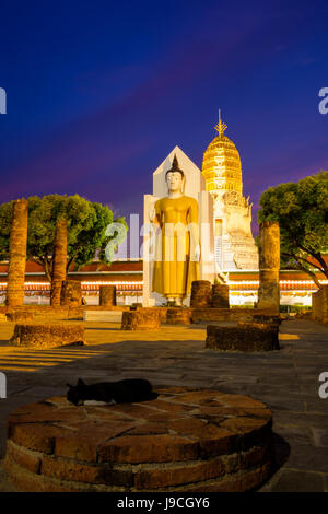 Landschaft Sonnenuntergang am Wat Phar Sri Rattana Mahathat Tempel oder Wat Yai, Phitsanulok in Thailand Stockfoto