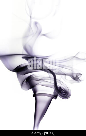 Abstrakt lila Rauch wirbelt auf weißem Hintergrund Stockfoto