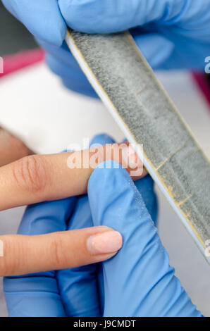 Frau in einem Nagelstudio erhalten eine Maniküre von einer Kosmetikerin Stockfoto