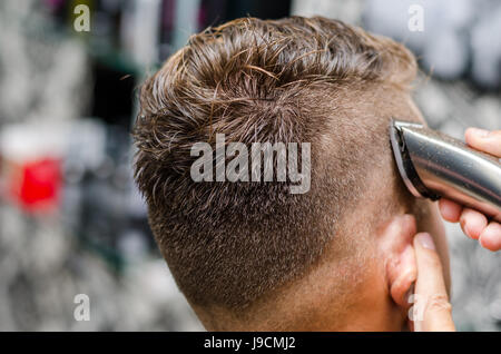 Friseur schneiden und Modellierung Haar durch Elektro-trimmer Stockfoto