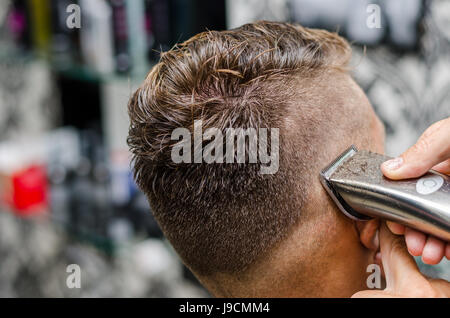 Friseur schneiden und Modellierung Haar durch Elektro-trimmer Stockfoto