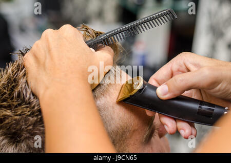 Friseur schneiden und Modellierung Haar durch Elektro-trimmer Stockfoto