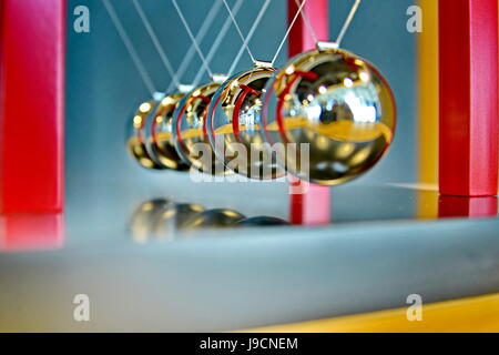 Close-up 5 Kugeln Pendel, Newton's Cradle, in verschiedenen Engel Stockfoto