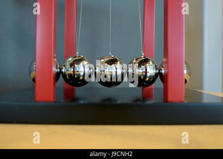 Close-up 5 Kugeln Pendel, Newton's Cradle, in verschiedenen Engel Stockfoto