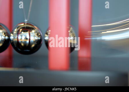 Close-up 5 Kugeln Pendel, Newton's Cradle, in verschiedenen Engel Stockfoto