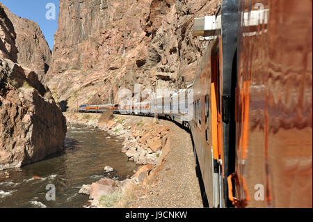 Wildwasser-Fluss fließt durch Kolorados Royal Gorge, wie ein Zug die Biegung runden Stockfoto