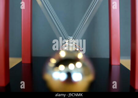 Close-up 5 Kugeln Pendel, Newton's Cradle, in verschiedenen Engel Stockfoto