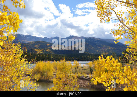 Eine Ansicht des Pikes Peak, crested mit Schnee und umgeben von Gewitterwolken, wie von unten, hinter Cyrstal Resevoir gesehen. Stockfoto