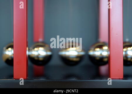 Close-up 5 Kugeln Pendel, Newton's Cradle, in verschiedenen Engel Stockfoto