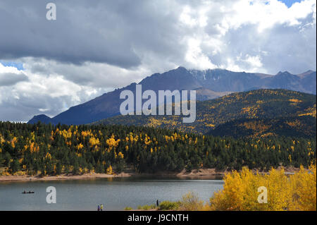 Eine Ansicht des Pikes Peak, crested mit Schnee und umgeben von Gewitterwolken, wie von unten, hinter Cyrstal Resevoir gesehen. Stockfoto