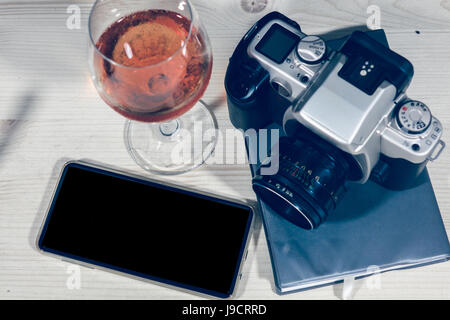 Telefon und wilde rot mit Kamera auf Buch Stockfoto