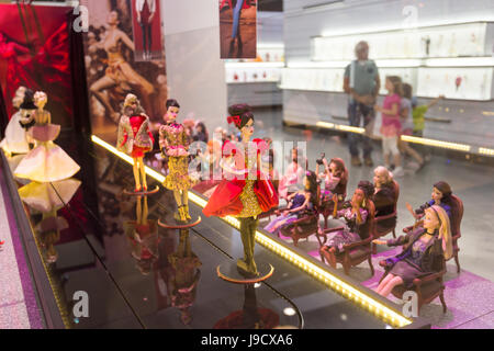 Montreal, CA - 31. Mai 2017: Barbie Museum bei Les Cours Mont-Royal verfügt über mehr als 1.000 Barbies. Stockfoto