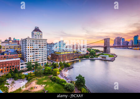 New Yorker Finanzviertel Skyline bei Sonnenuntergang über den East River. Stockfoto