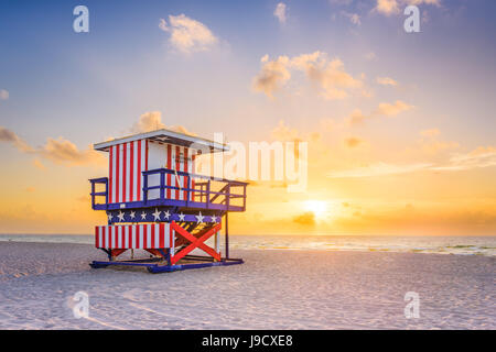 Miami Beach, Florida, USA für Sonnenaufgang und Leben bewachen Turm. Stockfoto
