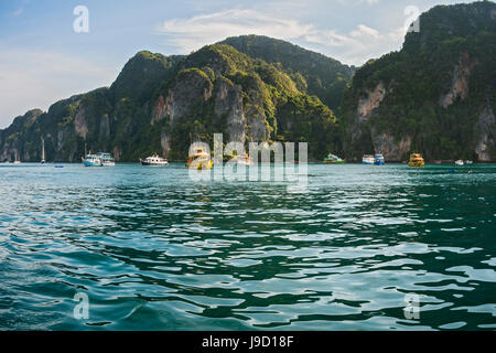 Touristen Boote vor Felsen, Ko Phi Phi Island, Phuket, Thailand Stockfoto