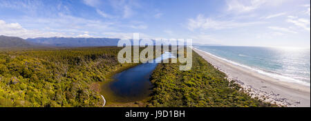 Aerial View, Strand und Küstenblick, moderate Regenwald und See, Südalpen, Ship Creek, Haast, West Coast, New Zealand Stockfoto