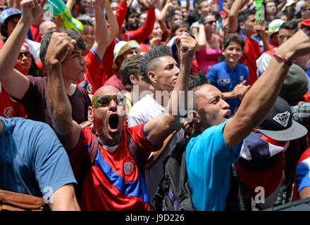 Costa Rica Fan "Wellenlinien" seine Hände und Gesänge beim Ansehen in San Jose Plaza De La Democracia als die costaricanische Fußballnationalmannschaft auf Italien Stockfoto