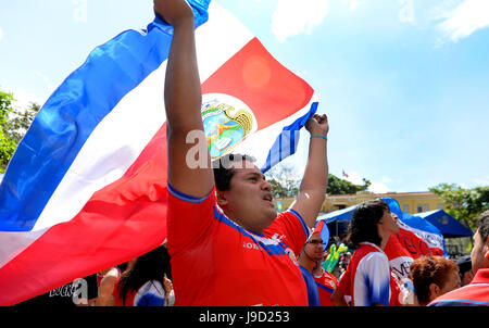 A Costa Rica, die Lüfter der costaricanischen Wellen kennzeichnen als die Costa-Ricanischen Fußball Team nimmt Italien in der WM 2014. Stockfoto