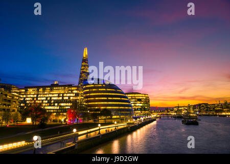 Promenade an der Themse, Skyline des Bürokomplexes mehr London Riverside, London City Hall, Rathaus, The Shard Stockfoto